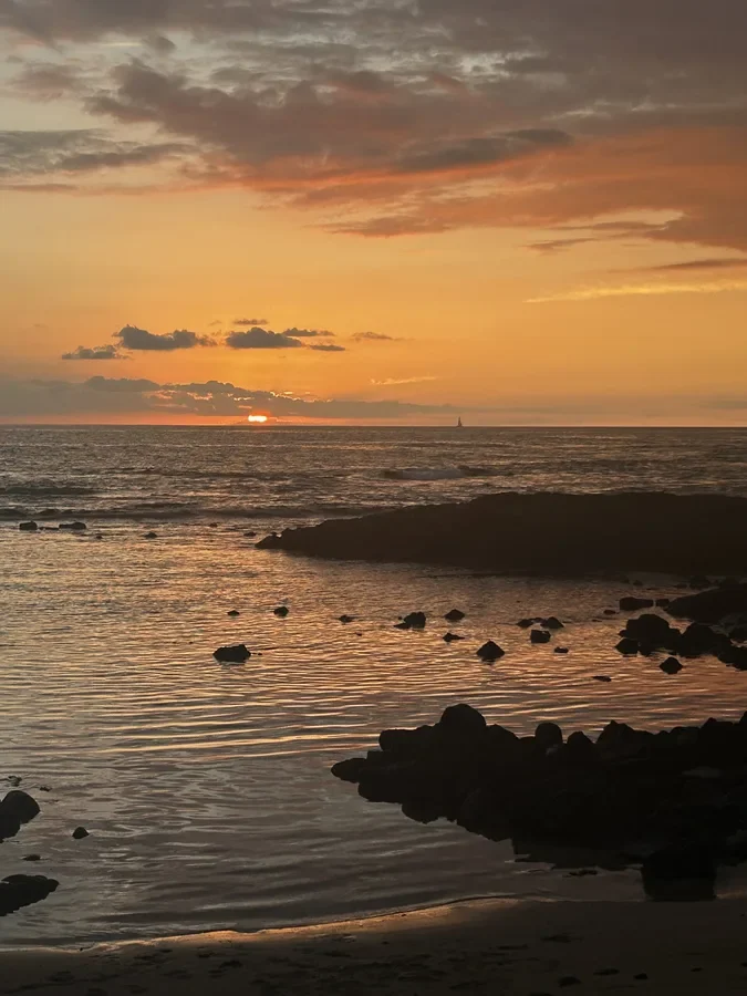 Zonsondergang boven de oceaan aan de kust van Kona, Hawaï