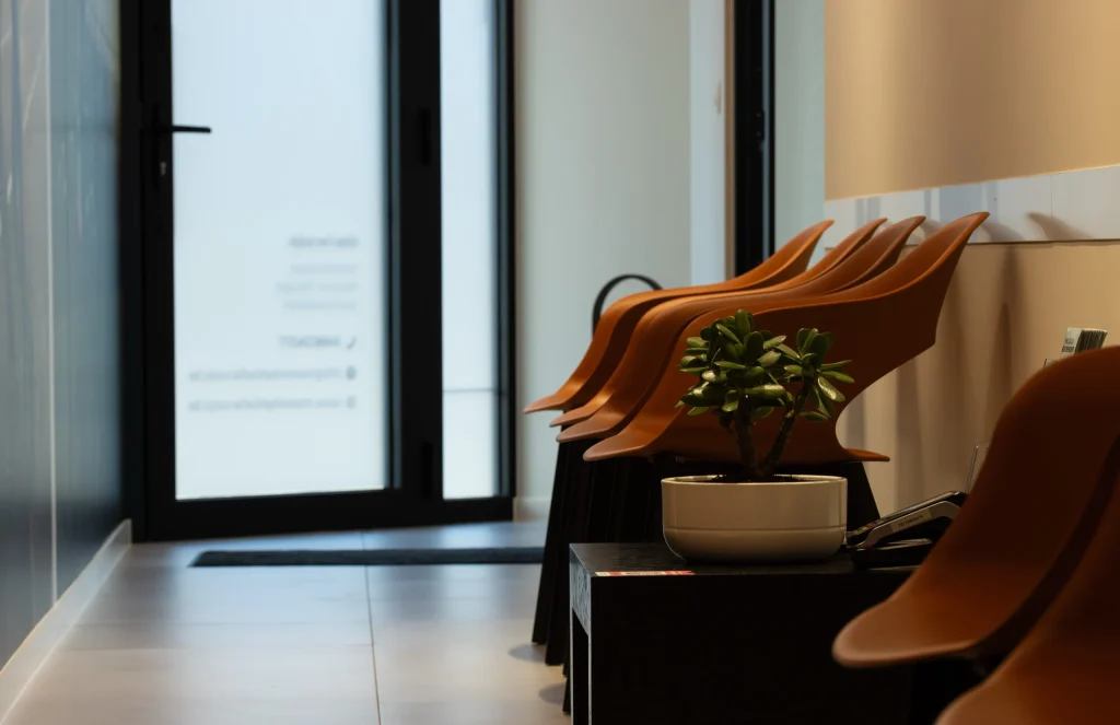 Wachtruimte van MOOOV met oranje stoelen en een plant